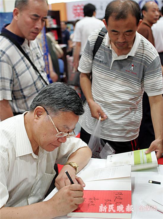 图说:2018年上海书展,叶永烈为读者签售 资料图 新民晚报记者 郭新洋 摄