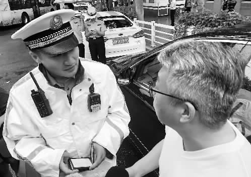 交警提醒:亮证不可使用手机截图 纸质证件也要带