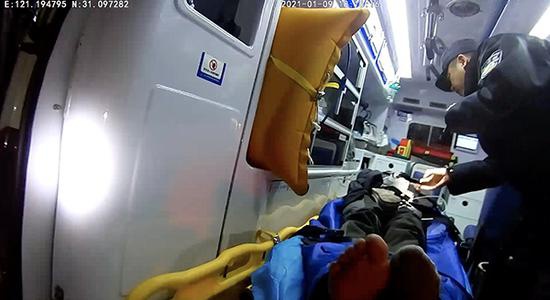 经一夜抢救,男子脱离危险。 松江公安 供图