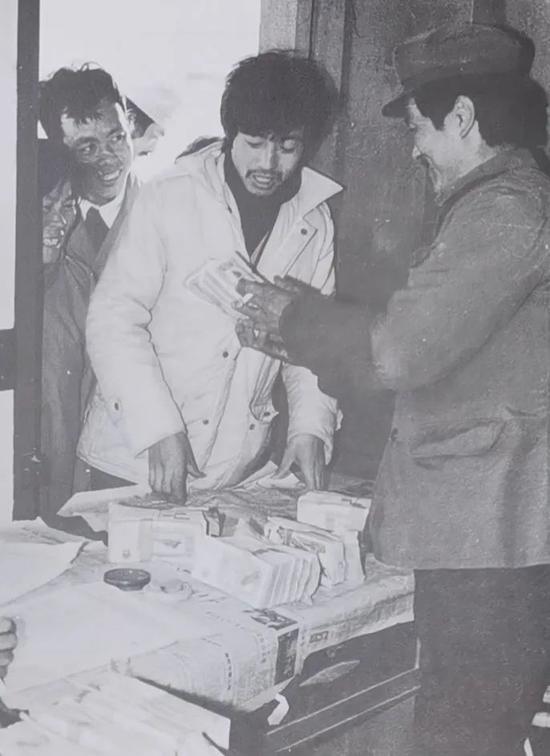 上海县新泾乡薛家厍生产队年终分红（摄于1986年1月19日）