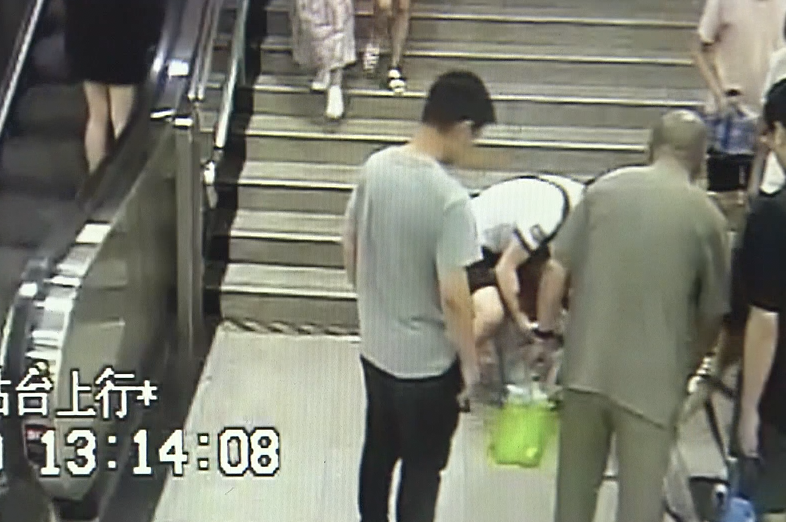 暖心一幕！女子滚下楼梯不省人事 过路人携手细心照料