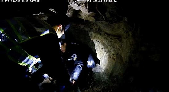 松江警方在山洞内找到轻生男子 松江公安 供图