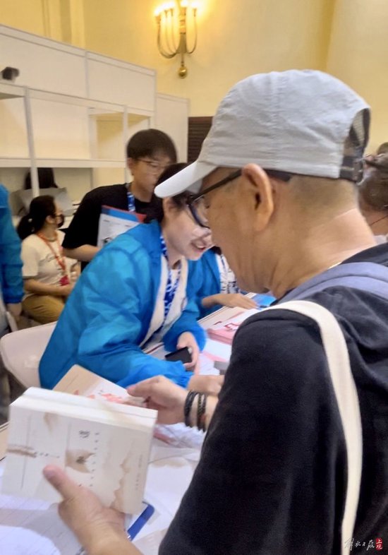 　　一小时不到就收获满满的杨建国拿着刚拆封的新书到服务台盖纪念章。老杨家住虹口曲阳，去年刚退休的他说，以往只能双休日来书展，现在终于可以第一天就来逛了！施晨露摄