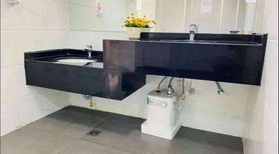 安装热水器，冬季提供热水洗手