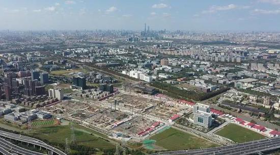 张江“科学之门”西塔楼底板浇筑过半