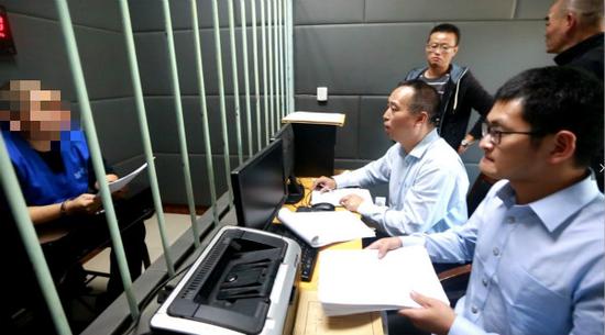 图说:赵某在新疆乌鲁木齐石河子火车站站前广场被铁路派出所民警抓获。普陀区法院 供图