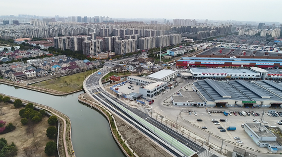 图说:连接闵行七宝和松江九亭的区区对接道路沪星路-涞坊路今天通车 来源/市交通委供图