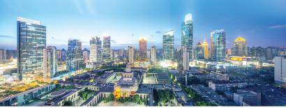 过去两年，上海通过大刀阔斧的改革助力我国营商环境的国际排名从78位大幅提升至31位。图为上海市区璀璨夜景。 （资料照片）