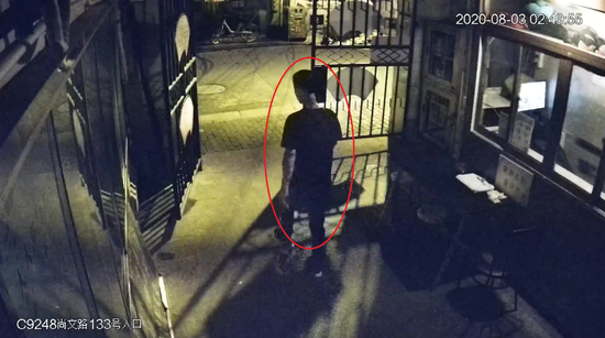 8月3日凌晨，一名“溜门贼”进入一老式小区实施盗窃。 黄浦公安供图