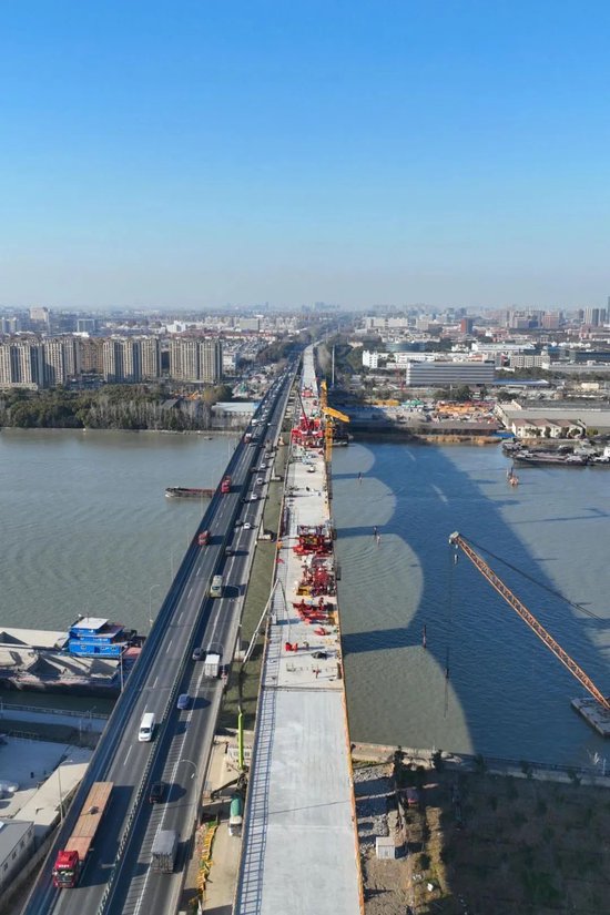 奉浦东桥跨黄浦江主体工程顺利合龙