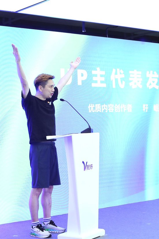 朱明华在活动现场。