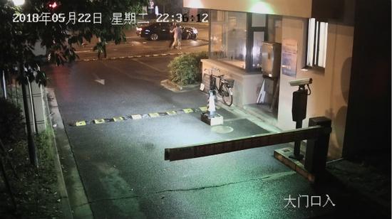图说:路口两车“不幸”相撞驾驶员互相揽着。警方 供图