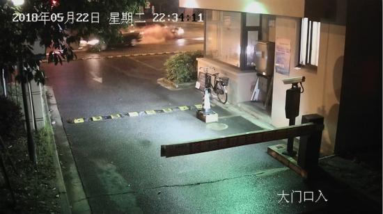 图说:监控视频拍下路口两车相撞画面。警方 供图