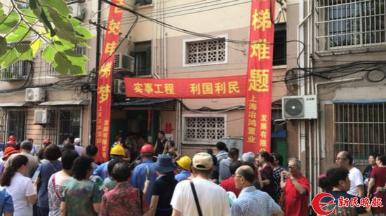 图说:老式居民楼加装电梯受到居民关注。龙钢 摄影