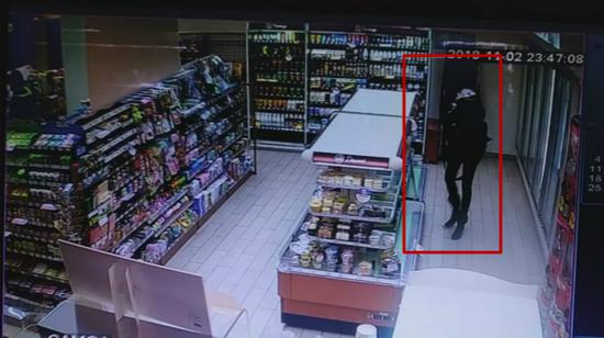 图说:监控拍下的外籍女子盗窃便利店画面。警方供图