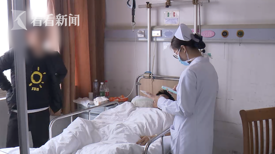 嘉定一酒醉男躺马路中央睡觉 被粗心司机碾压