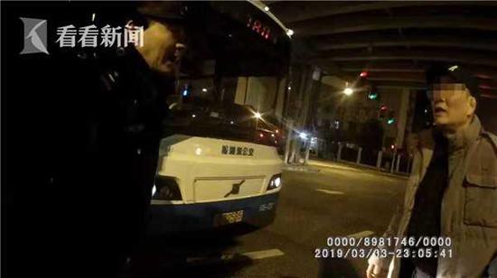 醉酒男子站路中央拦停公交车 事后称:已忘得一干二净