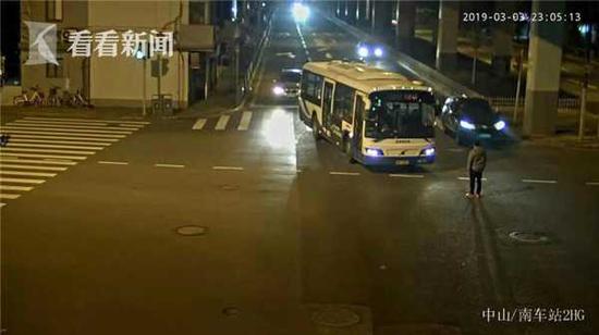 醉酒男子站路中央拦停公交车 事后称:已忘得一干二净