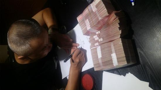 图说:被害人被强迫写下金额虚高的借条,犯罪嫌疑人拍此照作为证据。警方供图