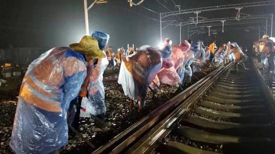 图说:雨夜中 施工人员助沪通铁路接入宁启铁路 来源/采访对象供图(下同)
