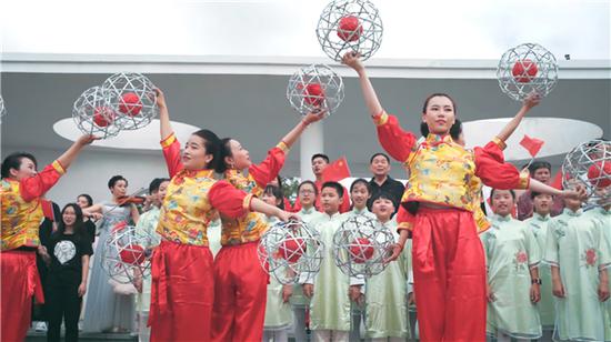国家级非遗项目“奉贤滚灯”亮相快闪现场