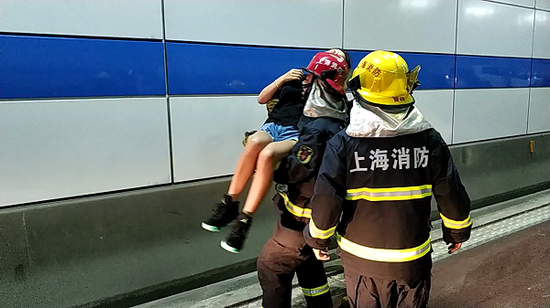图说:消防队员“公主抱”救助受伤女子 来源/消防部门提供