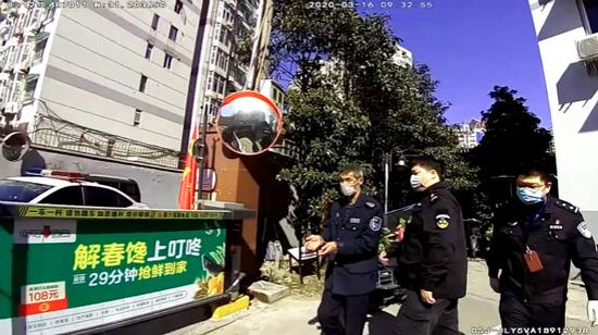 图说：嫌疑人指认犯罪现场。