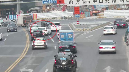 2020年5月27日,一辆白色SUV轿车沿武宁路由北向南行驶入真华南路武宁路口时,违法实线变道。 本文图片均由普陀警方提供