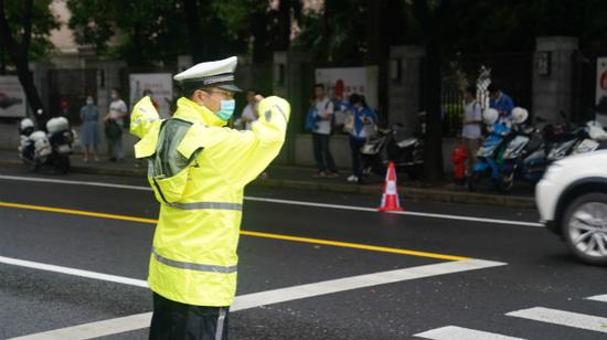 图说：民警疏导交通堵点