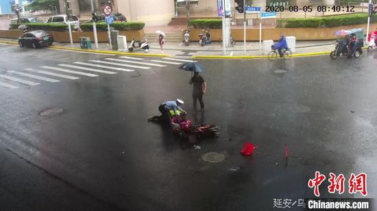 路口监控画面记录下了这一暖心举动。 静安公安供图