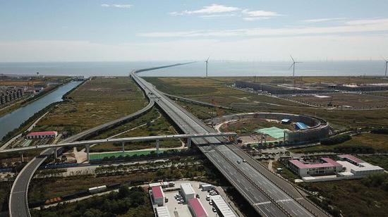  图说：S2公路-海港大道立交叠合梁昨日成功跨过东海大桥 来源/采访对象提供