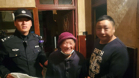 图说:民警送老人回家 警方供图