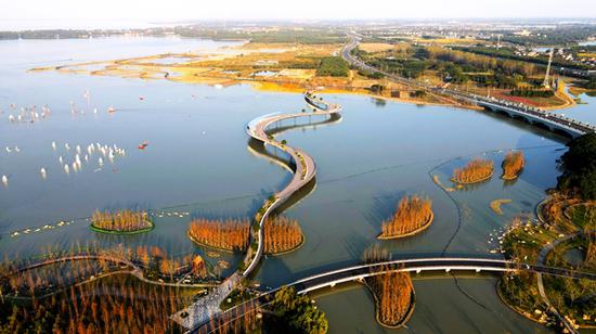 图说:从空中望去,环元荡贯通桥宛若一条凌空飞舞的绸带。 采访对象供图