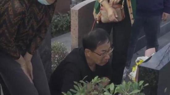 2020年11月19日上午8时30分许,被害人家属来到被害人墓地扫墓。澎湃新闻记者 邹桥 图