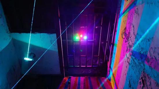 作品：延展边界- 用光的反射连接天空