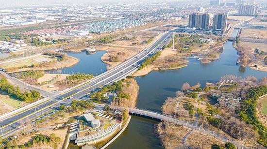 图说:远香湖与沪宜公路。王凯 摄(下同)