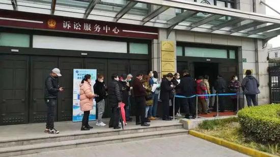 早上8点40分,在二中院诉讼服务中心门前,已排起长队,记者从保安处获悉,今日会有多名被害人家属到场旁听庭审。 长风周到微信公众号 图