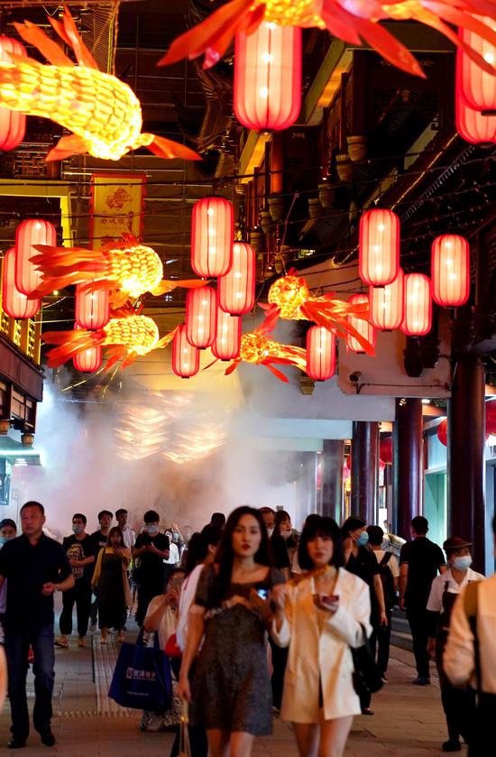 7月3日在上海豫园拍摄的灯景。新华社 图