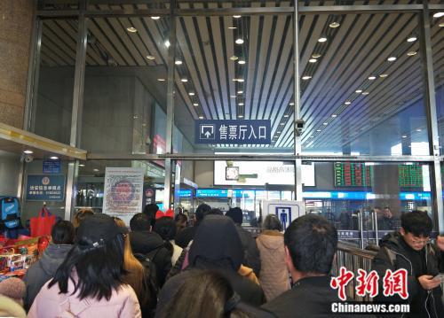 资料图:火车站拥挤的售票厅入口。姚露 摄