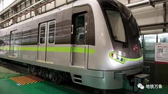 上海轨交2号线新车亮相 安全性人性化等方面提