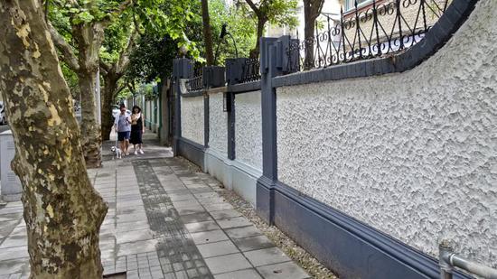 2016年夏天,徐汇衡复风貌区整治后,沿街围墙恢复了原样 图片来源:竺钢 摄