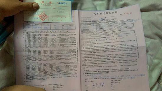 △阿亮向记者出示的订车合同。