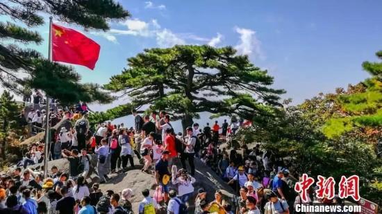 国庆假期,黄山玉屏楼景点游人如织。杨传琳 摄