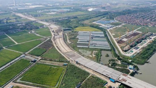 ▲ 建设中的岳鹿公路
