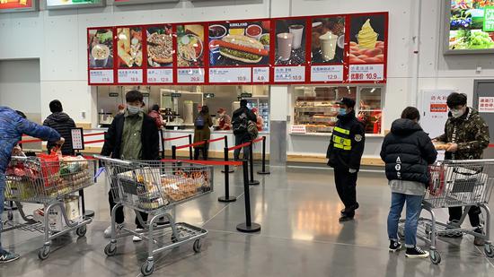实行限流后,店内人流明显减少了