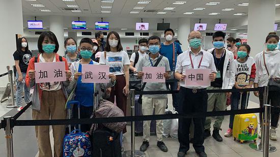 乘坐东航航班的旅客。