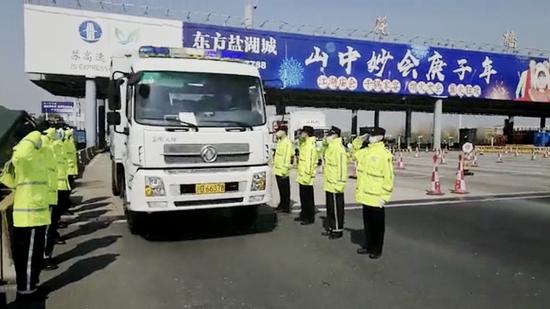 华山医院国家紧急医学救援队车队抵达G2花桥道口。