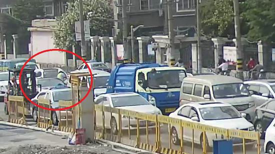 2020年5月27日，上海武宁路中山北路北约50米处，驾驶员加速顶撞民警。