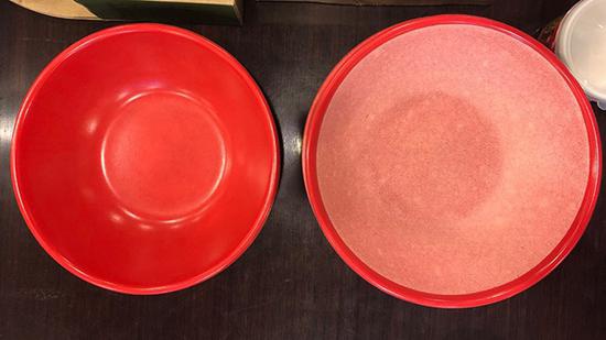该批次产品“脱色试验”不合格。在浸泡试验后,着色剂脱落,“红碗”(左)变成了“白碗”(右)。