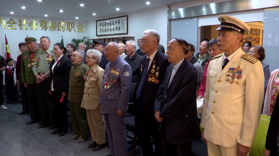 2020年10月18日，上海首个红色文化馆“役家兵站文化馆”开馆仪式，老将军、老英雄、退役老兵代表们唱起军歌。本文图片均来自“上海宝山”微信公众号